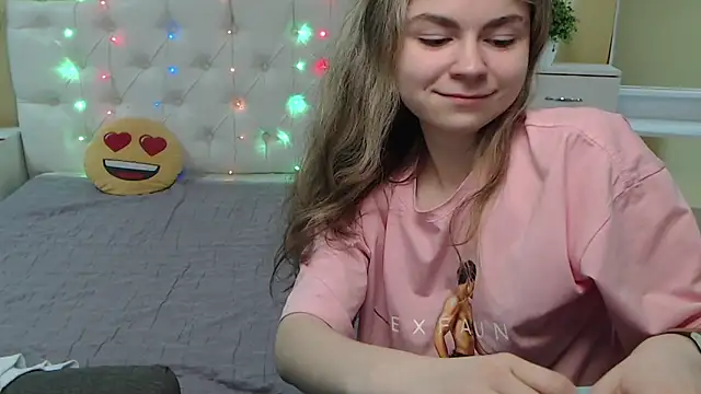 Snapshot of TinaRedly chatting on 03-06-25, 05:14 TinaRedly online show from 03-06-25, 05:14