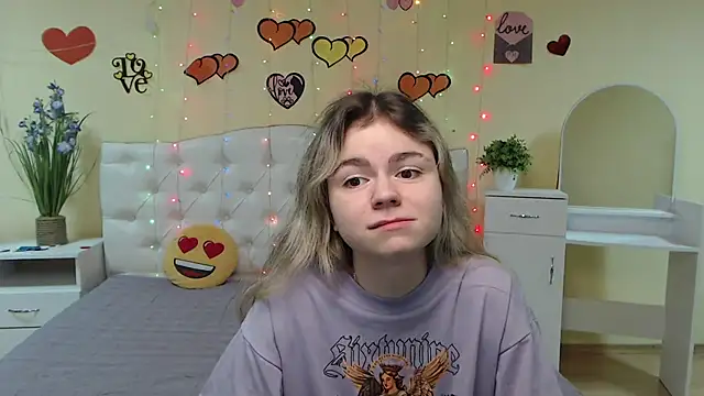 Snapshot of TinaRedly chatting on 03-11-25, 10:40 TinaRedly online show from 03-11-25, 10:40