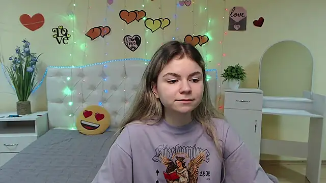 Snapshot of TinaRedly chatting on 03-11-25, 02:07 TinaRedly online show from 03-11-25, 02:07