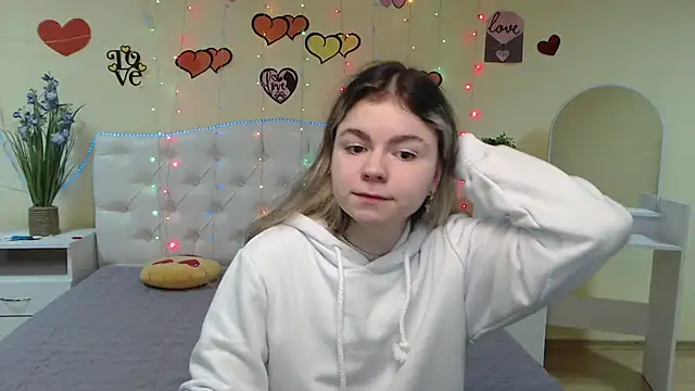 Snapshot of TinaRedly chatting on 03-12-25, 06:33 TinaRedly online show from 03-12-25, 06:33
