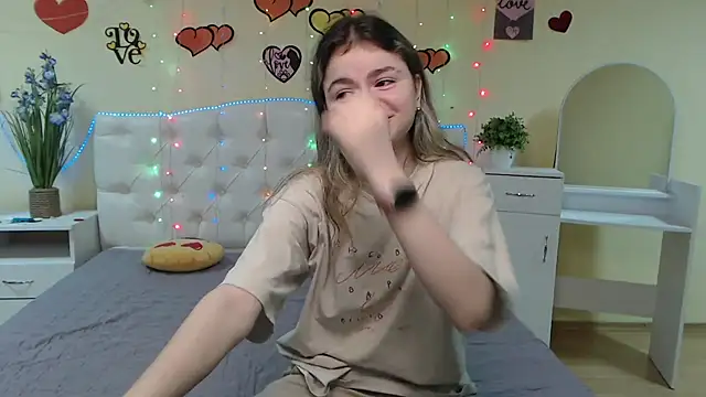 Snapshot of TinaRedly chatting on 03-13-25, 12:37 TinaRedly online show from 03-13-25, 12:37
