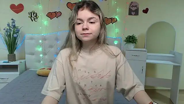 Snapshot of TinaRedly chatting on 03-13-25, 04:05 TinaRedly online show from 03-13-25, 04:05