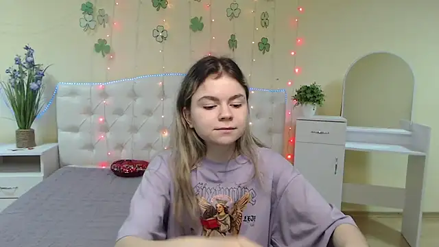 Snapshot of TinaRedly chatting on 03-15-25, 01:19 TinaRedly online show from 03-15-25, 01:19