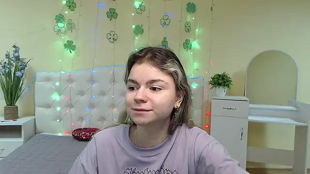 Snapshot of TinaRedly chatting on 03-15-25, 04:46 TinaRedly online show from 03-15-25, 04:46