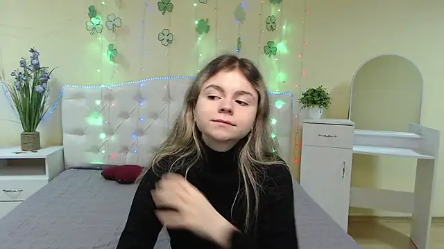 Snapshot of TinaRedly chatting on 03-19-25, 06:23 TinaRedly online show from 03-19-25, 06:23