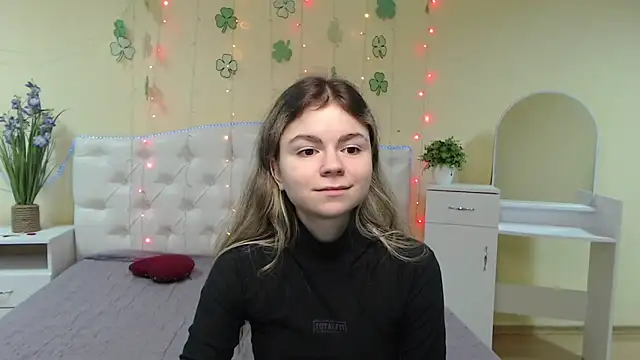 Snapshot of TinaRedly chatting on 03-20-25, 01:57 TinaRedly online show from 03-20-25, 01:57