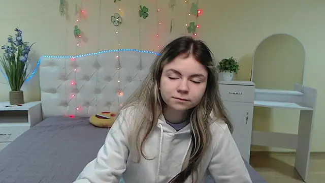 Snapshot of TinaRedly chatting on 03-22-25, 06:03 TinaRedly online show from 03-22-25, 06:03