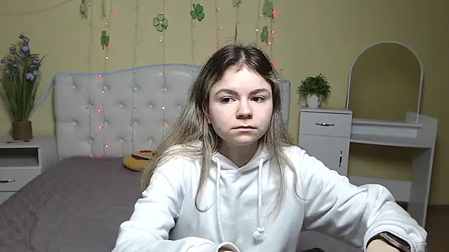 Snapshot of TinaRedly chatting on 03-22-25, 09:10 TinaRedly online show from 03-22-25, 09:10