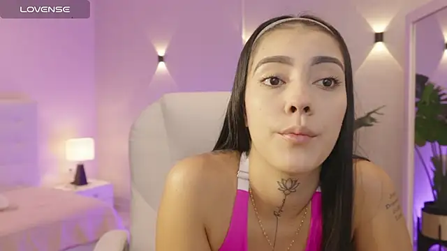 Snapshot of miagomezweb1 chatting on 10-15-25, 01:33 miagomezweb1 online show from 10-15-25, 01:33