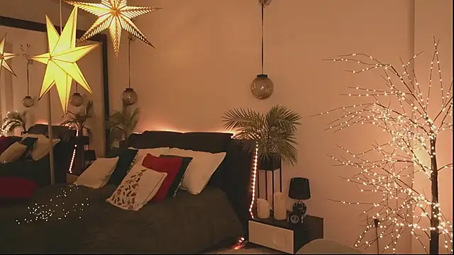 Snapshot of DaisyStacey chatting on 12-18-25, 08:04 DaisyStacey online show from 12-18-25, 08:04