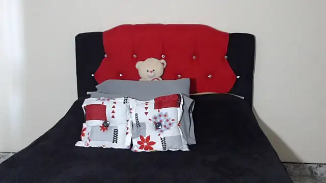 Snapshot of Crystal_milkmature chatting on 03-12-25, 09:03 Crystal milkmature online show from 03-12-25, 09:03