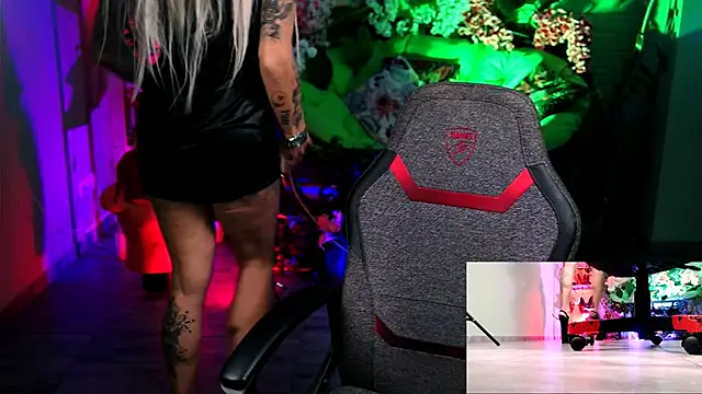 MonicaMaxwel online show from 10-18-25, 11:00