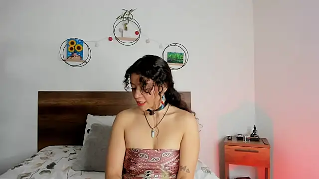 Snapshot of YenniferCurly chatting on 01-10-25, 12:36 YenniferCurly online show from 01-10-25, 12:36