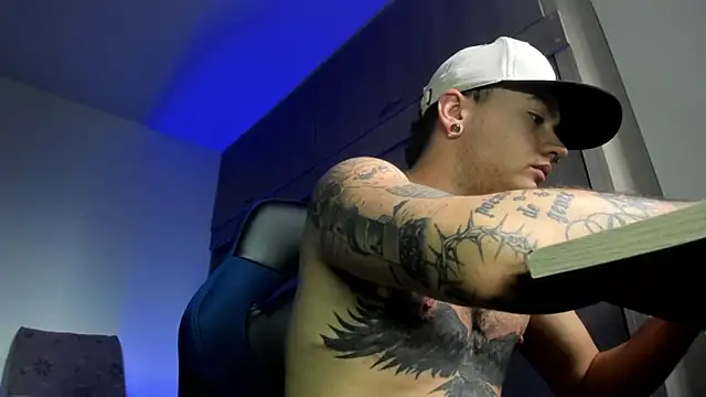 Snapshot of male_pussy chatting on 12-22-25, 05:21 male pussy online show from 12-22-25, 05:21