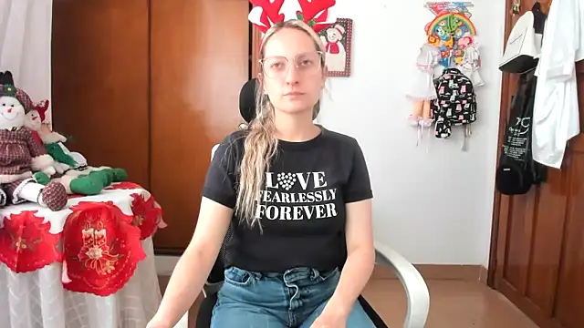 Snapshot of Adele_johnsonn1 chatting on 12-19-25, 04:14 Adele johnsonn1 online show from 12-19-25, 04:14