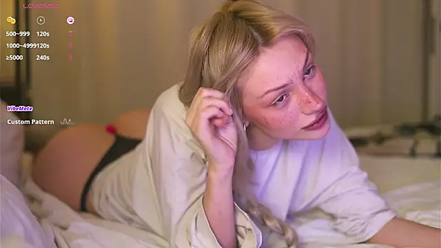 Snapshot of BabeHolly chatting on 10-26-25, 10:04 BabeHolly online show from 10-26-25, 10:04