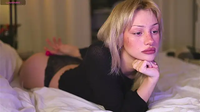 Snapshot of BabeHolly chatting on 10-28-25, 01:20 BabeHolly online show from 10-28-25, 01:20