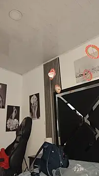 Snapshot of Natasha_milf__ chatting on 12-18-25, 12:33 Natasha milf online show from 12-18-25, 12:33