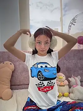 Snapshot of Bonniepark chatting on 03-11-26, 08:04 Bonniepark online show from 03-11-26, 08:04