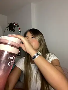  laura 02 online show from 12-12-24, 12:38