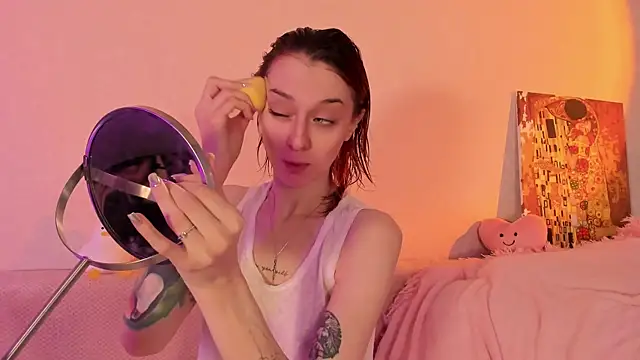 Snapshot of CrystalRey chatting on 02-04-25, 05:21 CrystalRey online show from 02-04-25, 05:21