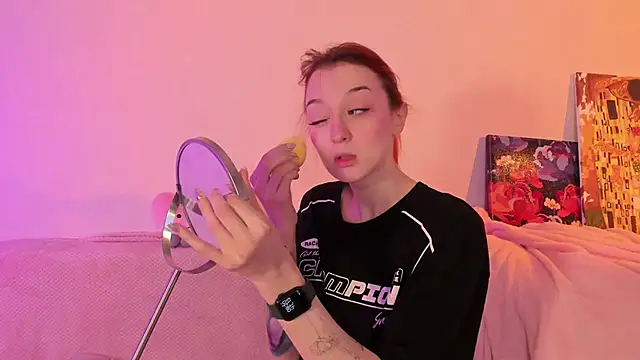 Snapshot of CrystalRey chatting on 02-13-25, 04:22 CrystalRey online show from 02-13-25, 04:22