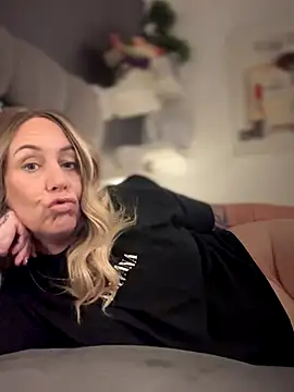 Snapshot of blondebitch2 chatting on 11-15-25, 03:19 blondebitch2 online show from 11-15-25, 03:19