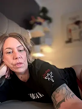 Snapshot of blondebitch2 chatting on 11-16-25, 11:16 blondebitch2 online show from 11-16-25, 11:16