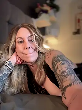 Snapshot of blondebitch2 chatting on 11-18-25, 10:31 blondebitch2 online show from 11-18-25, 10:31