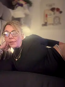 Snapshot of blondebitch2 chatting on 01-05-26, 10:13 blondebitch2 online show from 01-05-26, 10:13