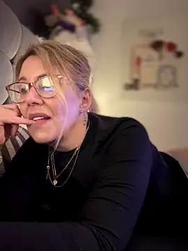 Snapshot of blondebitch2 chatting on 01-06-26, 06:00 blondebitch2 online show from 01-06-26, 06:00