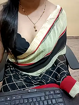 Snapshot of Nithya_05 chatting on 11-14-25, 05:17 Nithya 05 online show from 11-14-25, 05:17
