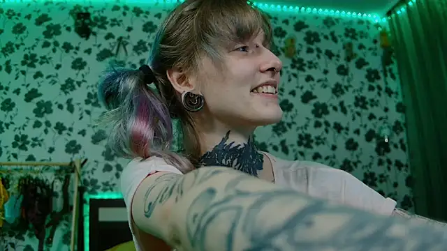 Snapshot of Littlespacemouse chatting on 09-21-25, 10:11 Littlespacemouse online show from 09-21-25, 10:11