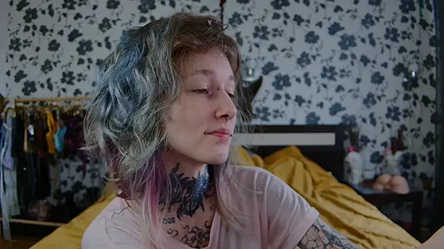 Snapshot of Littlespacemouse chatting on 10-10-25, 06:12 Littlespacemouse online show from 10-10-25, 06:12