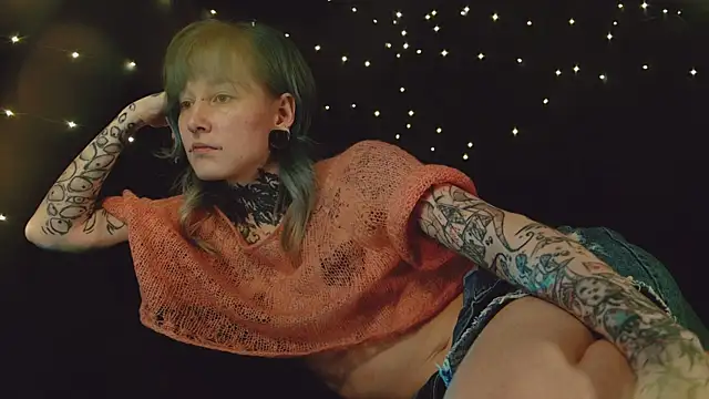 Snapshot of Littlespacemouse chatting on 12-13-25, 08:36 Littlespacemouse online show from 12-13-25, 08:36