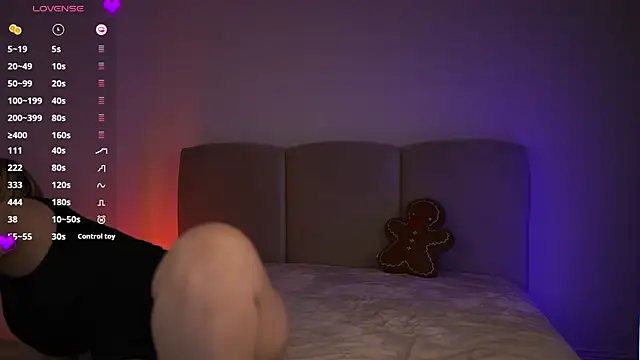 Snapshot of emilymoore__ chatting on 12-20-25, 11:17 emilymoore online show from 12-20-25, 11:17