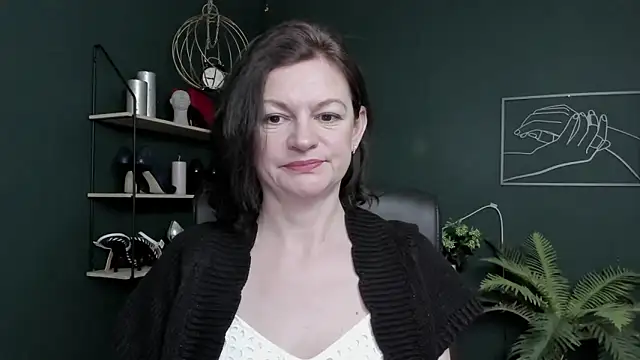 Snapshot of VivianWILD chatting on 05-15-26, 06:31 VivianWILD online show from 05-15-26, 06:31