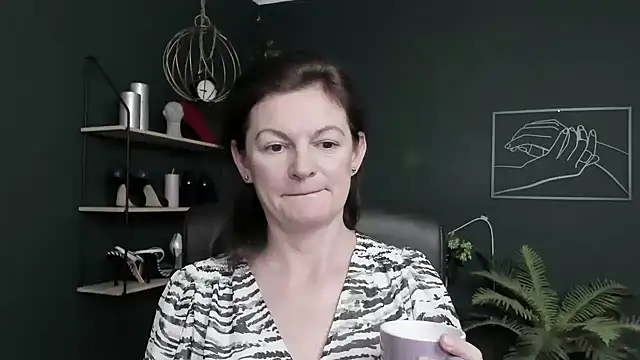 Snapshot of VivianWILD chatting on 06-18-26, 09:14 VivianWILD online show from 06-18-26, 09:14