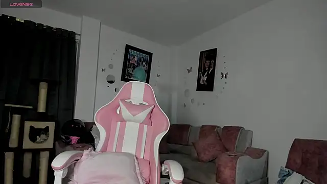 Snapshot of katty_snow chatting on 12-22-24, 12:17 katty snow online show from 12-22-24, 12:17