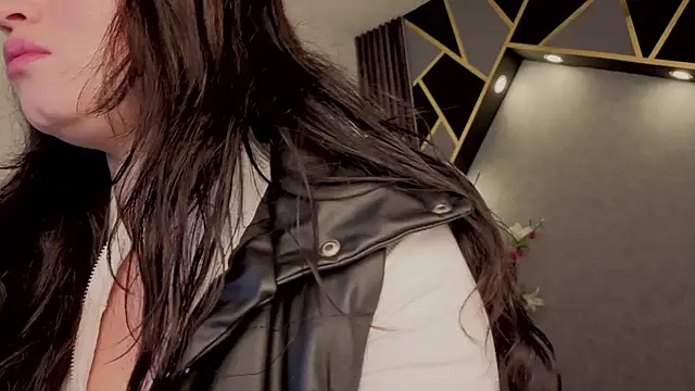 Snapshot of almma_shy chatting on 09-12-25, 01:11 almma shy online show from 09-12-25, 01:11