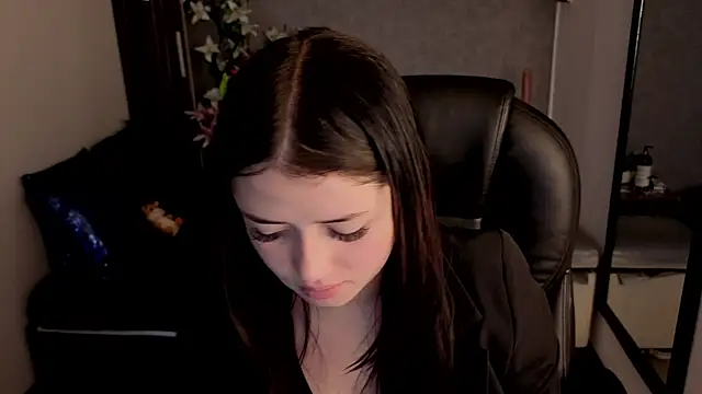 Snapshot of almma_shy chatting on 10-28-25, 01:36 almma shy online show from 10-28-25, 01:36