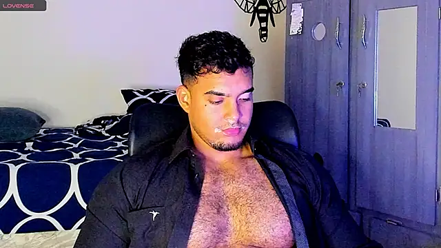 Snapshot of Big_furry_bear13 chatting on 02-06-25, 07:13 Big furry bear13 online show from 02-06-25, 07:13