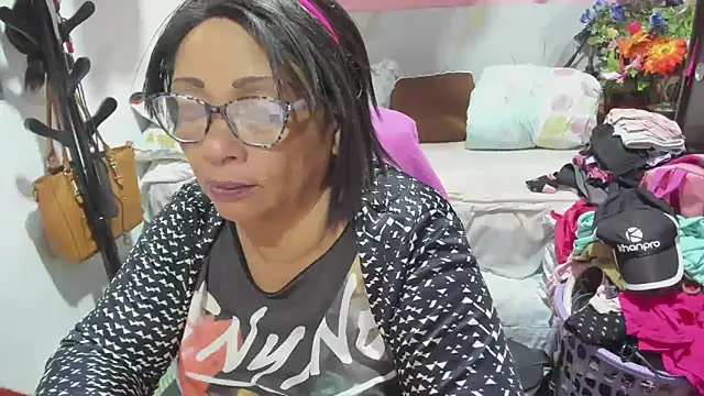 Snapshot of Mrs_mommy_ chatting on 06-08-26, 01:28 Mrs mommy online show from 06-08-26, 01:28