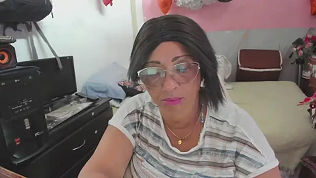 Snapshot of Mrs_mommy_ chatting on 07-21-26, 07:49 Mrs mommy online show from 07-21-26, 07:49