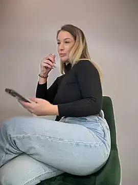 Snapshot of HotXMom chatting on 01-27-25, 07:35 HotXMom online show from 01-27-25, 07:35