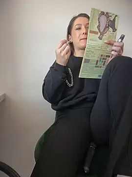 Snapshot of HotXMom chatting on 02-24-25, 07:33 HotXMom online show from 02-24-25, 07:33