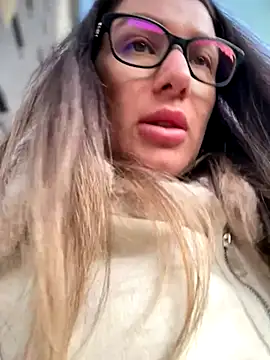 Snapshot of HotXMom chatting on 09-27-25, 03:55 HotXMom online show from 09-27-25, 03:55