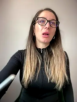 Snapshot of HotXMom chatting on 11-25-25, 07:19 HotXMom online show from 11-25-25, 07:19