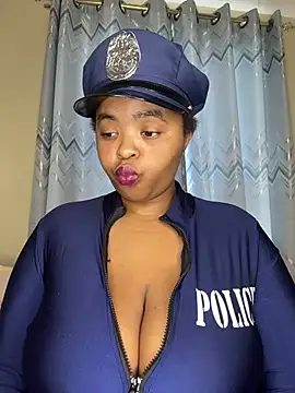 Snapshot of Linahlove chatting on 02-28-26, 01:01 Linahlove online show from 02-28-26, 01:01