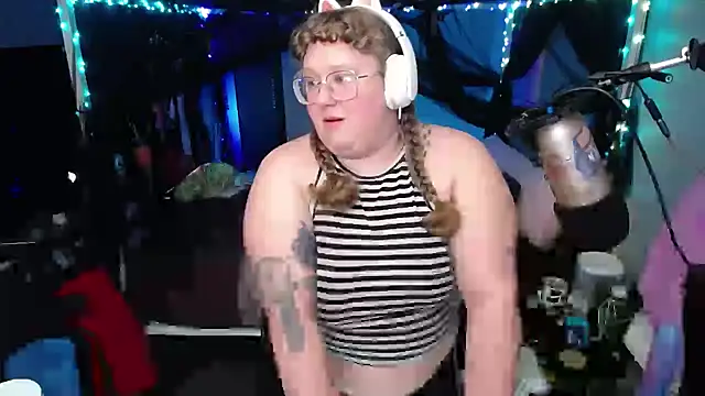 Snapshot of FatVeronica chatting on 02-04-25, 04:15 FatVeronica online show from 02-04-25, 04:15